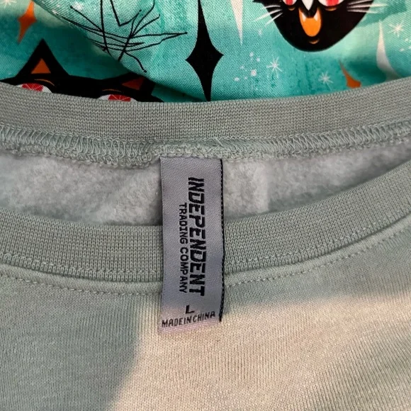 Crew neck sweatshirt with bulldog design NWT - Picture 2 of 8